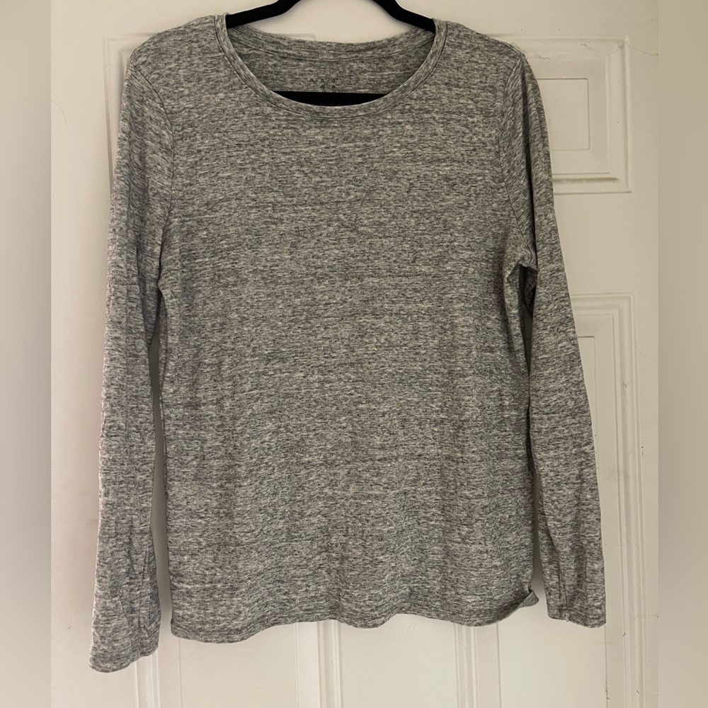 Stretchy gray long sleeve tee